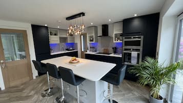 Hus | Eget kjøkken | Kjøleskap, mikrobølgeovn, ovn og kokeplater