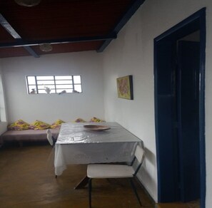 Dining - Beach house in the city center, surrounded by fruit trees and a grassy backyard. (Rio das Ostras)