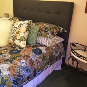 3 bedrooms, iron/ironing board, WiFi, bed sheets - Sunny family farm house 1 minute to river and Great Taste cycle trail (Motueka Valley)