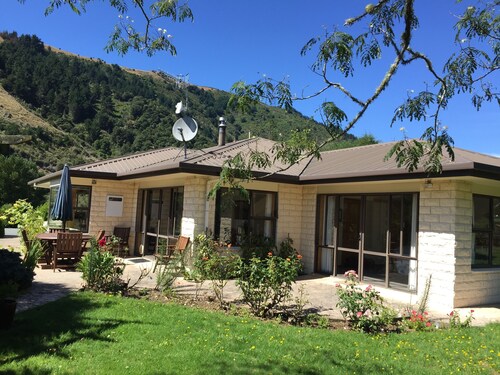 Sunny family farm house 1 minute to river and Great Taste cycle trail