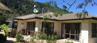 Sunny family farm house 1 minute to river and Great Taste cycle trail