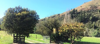 Sunny family farm house 1 minute to river and Great Taste cycle trail