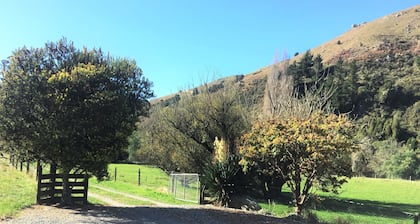 Sunny family farm house 1 minute to river and Great Taste cycle trail