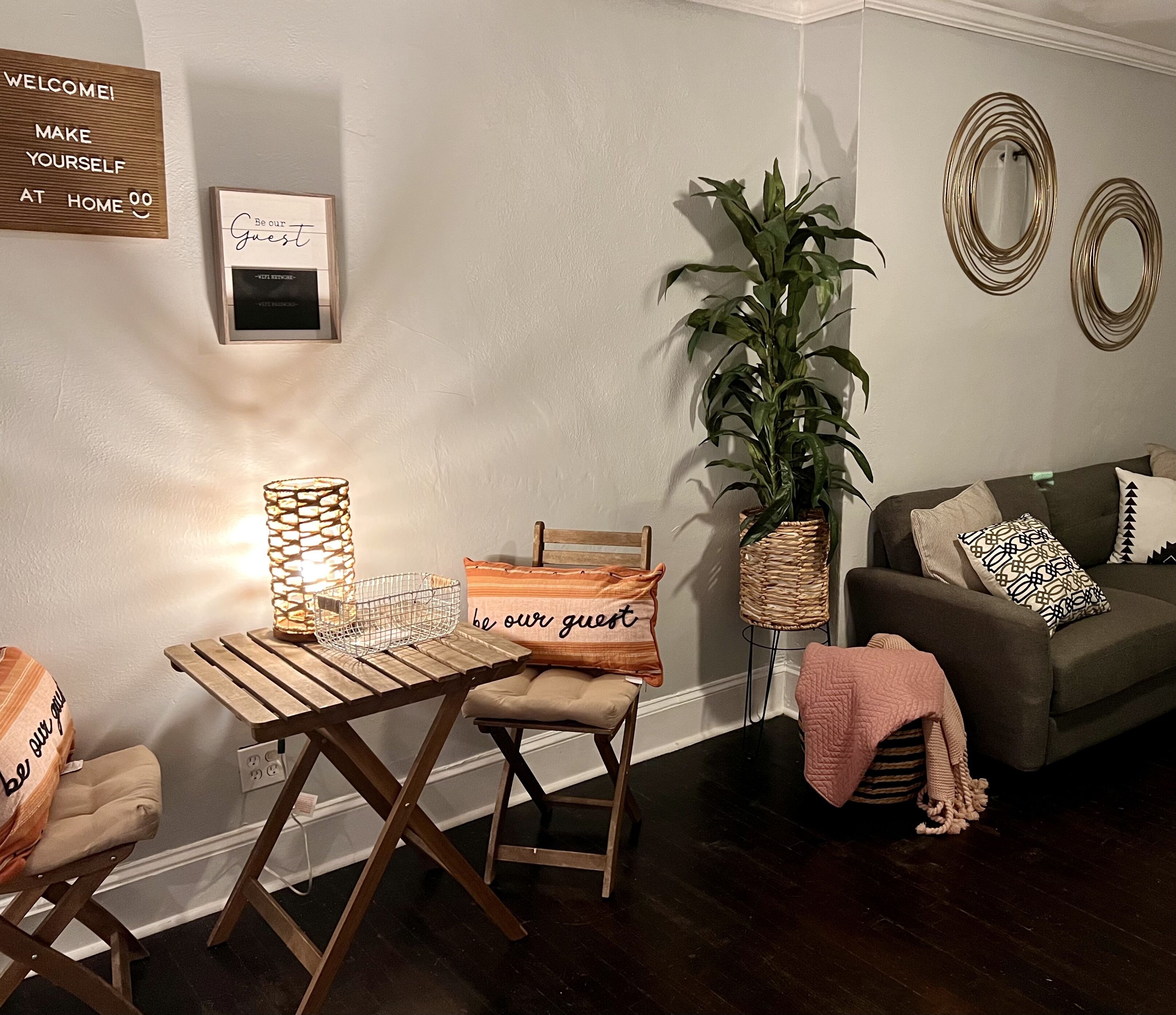 Rustic In The City- Cheerful home 15 minutes from the airport!