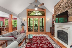 تلفزيون ذكي، مدفأة، تنس طاولة، كُتُب