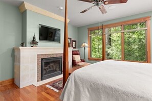 6 bedrooms, desk, iron/ironing board, travel cot