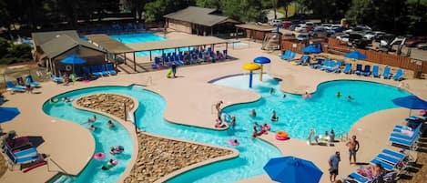 Een binnenzwembad en een verwarmd zwembad