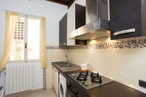 Fridge, oven - APPARTAMENTO DA LIDO - APPARTAMENTO DA LIDO (Portoferraio)