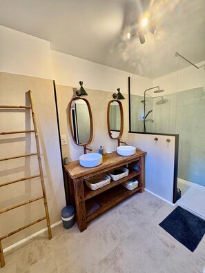 Shower, hair dryer, towels