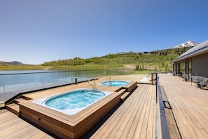 Outdoor spa tub
