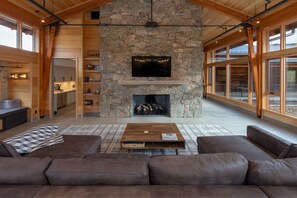 Smart TV, fireplace, books, stereo - Sky Aspen Chalet. 3 BR, 3 Bath Sngl Fam- Near Skiing! Amenities! Views! Monthlys (Silverthorne)