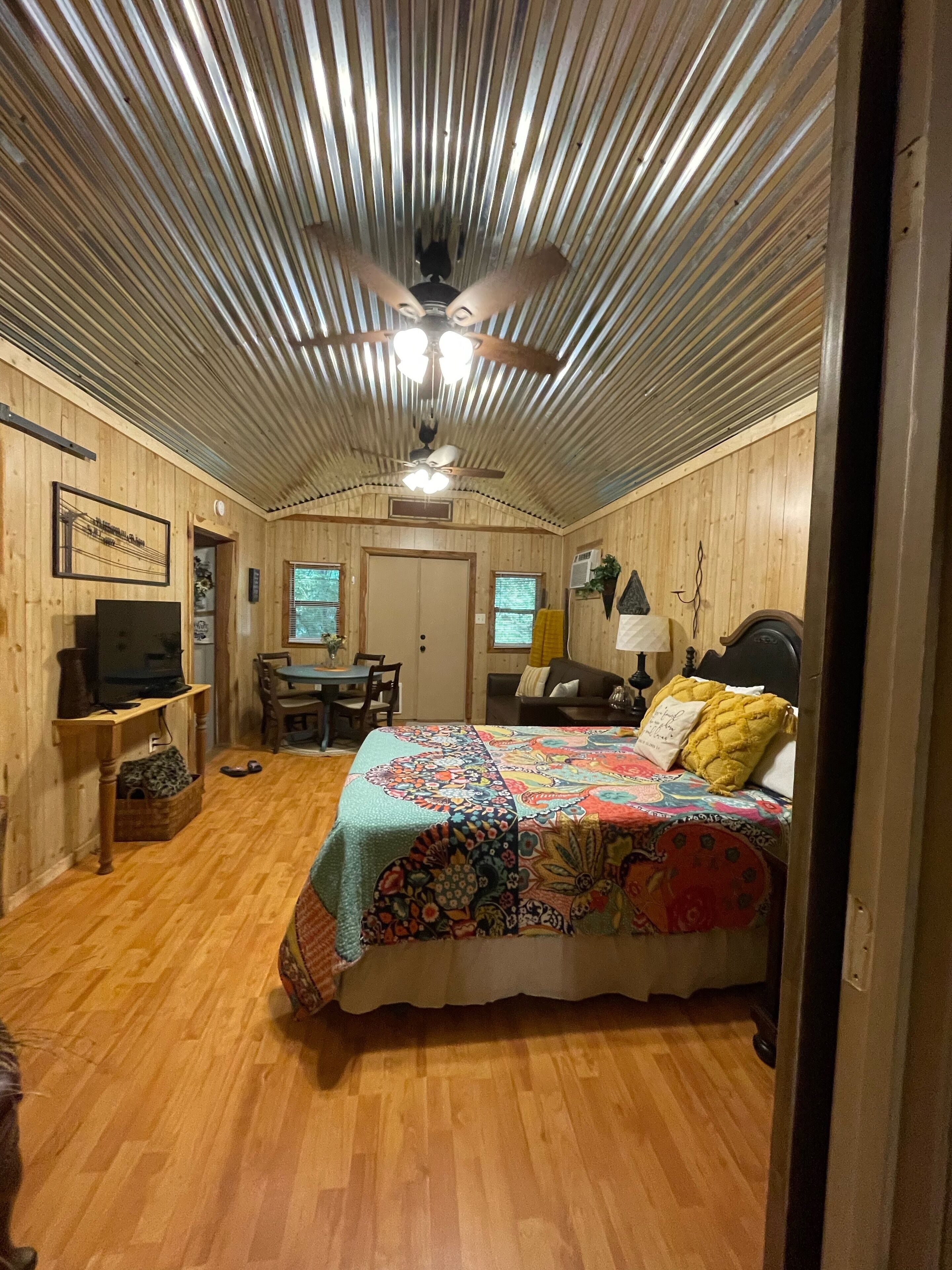 2 bedrooms, desk, bed sheets