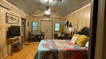 2 bedrooms, desk, bed sheets
