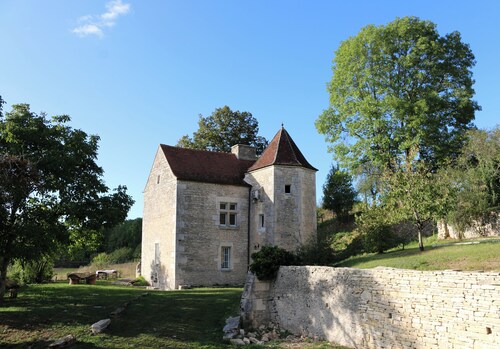 The Manoir de Pimelles is located in Burgundy 2h15 from Paris