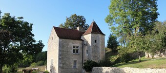The Manoir de Pimelles is located in Burgundy 2h15 from Paris