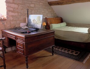 4 quartos, escrivaninha, ferros/tábuas de passar roupa, Wi-Fi