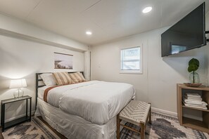 4 bedrooms, iron/ironing board, travel cot, free WiFi - The Surfsonian - 2nd Row Beach House - Dog Friendly - Ocean View (Freeport)