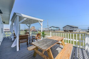Outdoor dining - The Surfsonian - 2nd Row Beach House - Dog Friendly - Ocean View (Freeport)