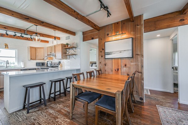 Dining - The Surfsonian - 2nd Row Beach House - Dog Friendly - Ocean View (Freeport)