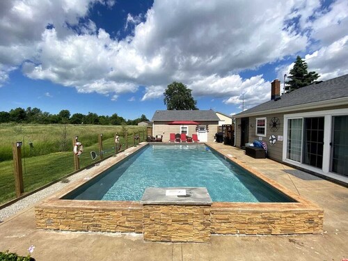 Country Home Villa + PRIVATE POOL & Guest House <1 mile to downtown Port Clinton