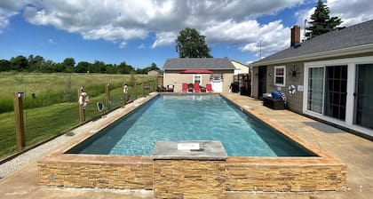 Country Home Villa + PRIVATE POOL & Guest House <1 mile to downtown Port Clinton