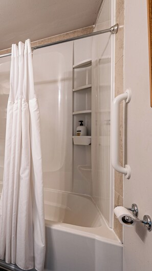 Ensemble douche/baignoire, sèche-cheveux