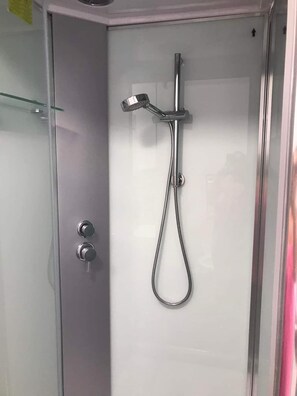 Dusche, Handtücher, Toilettenpapier