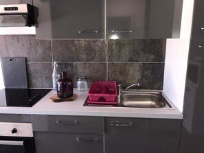 Een koelkast, een microgolfoven, een oven, een kookplaat