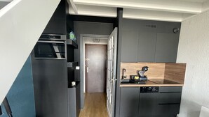 A compact kitchen with a microwave, sink, and wooden countertop. - Apartment with direct view of the Bay of the Somme (Le Crotoy)