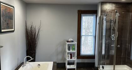 Renovated wooden house with AC, pool table, ping pong close lakes and mountains.