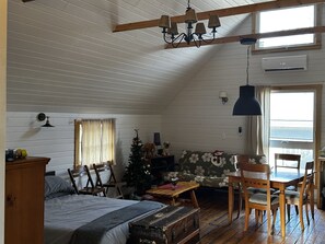 3 bedrooms, iron/ironing board, travel cot, free WiFi - Renovated wooden house with AC, pool table, ping pong close lakes and mountains. (Barnston-West)