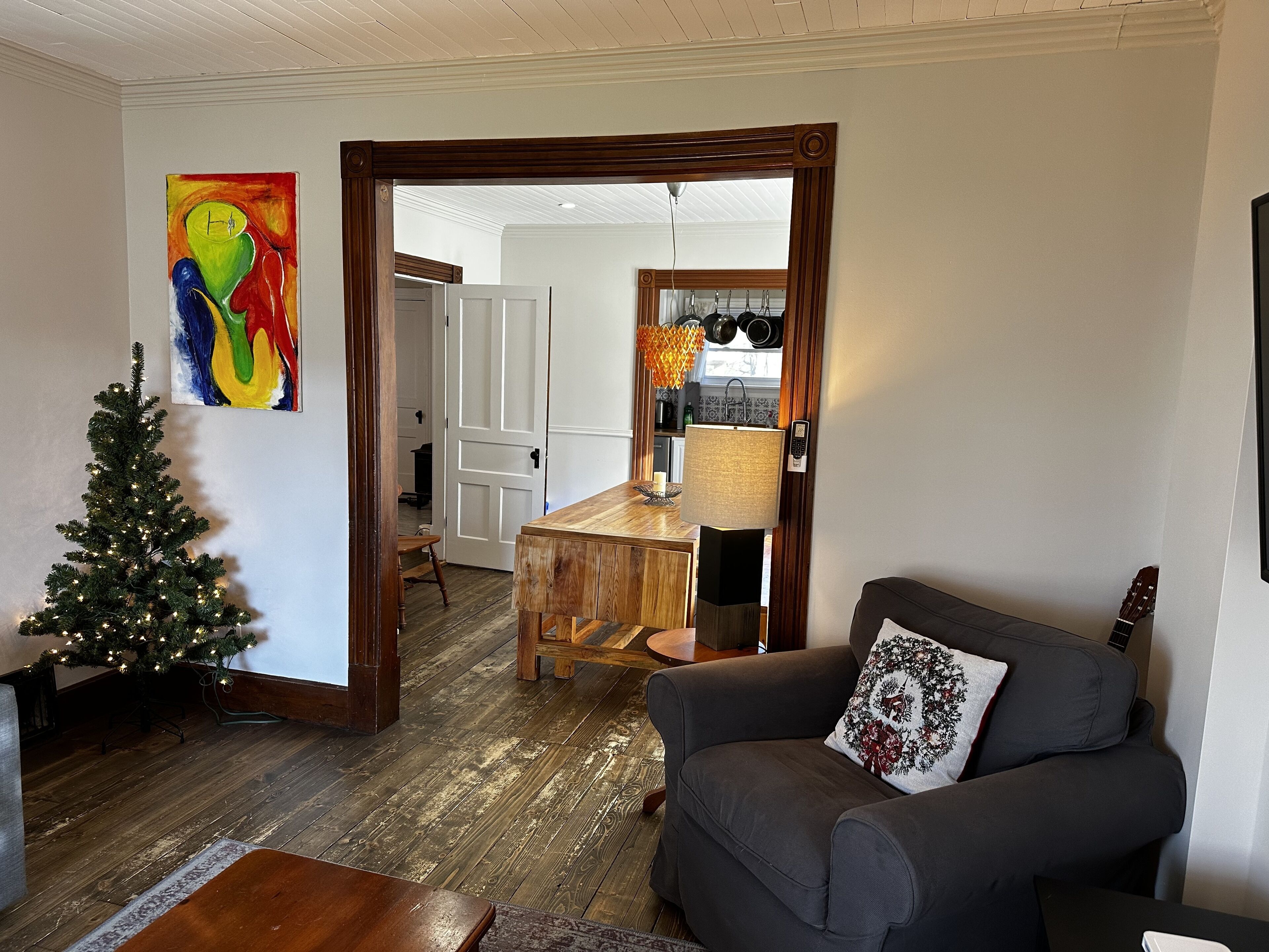 TV connectée, cheminée, table de tennis de table, livres