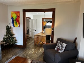 Smart TV, fireplace, ping pong, books - Renovated wooden house with AC, pool table, ping pong close lakes and mountains. (Barnston-West)