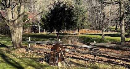 Renovated wooden house with AC, pool table, ping pong close lakes and mountains.