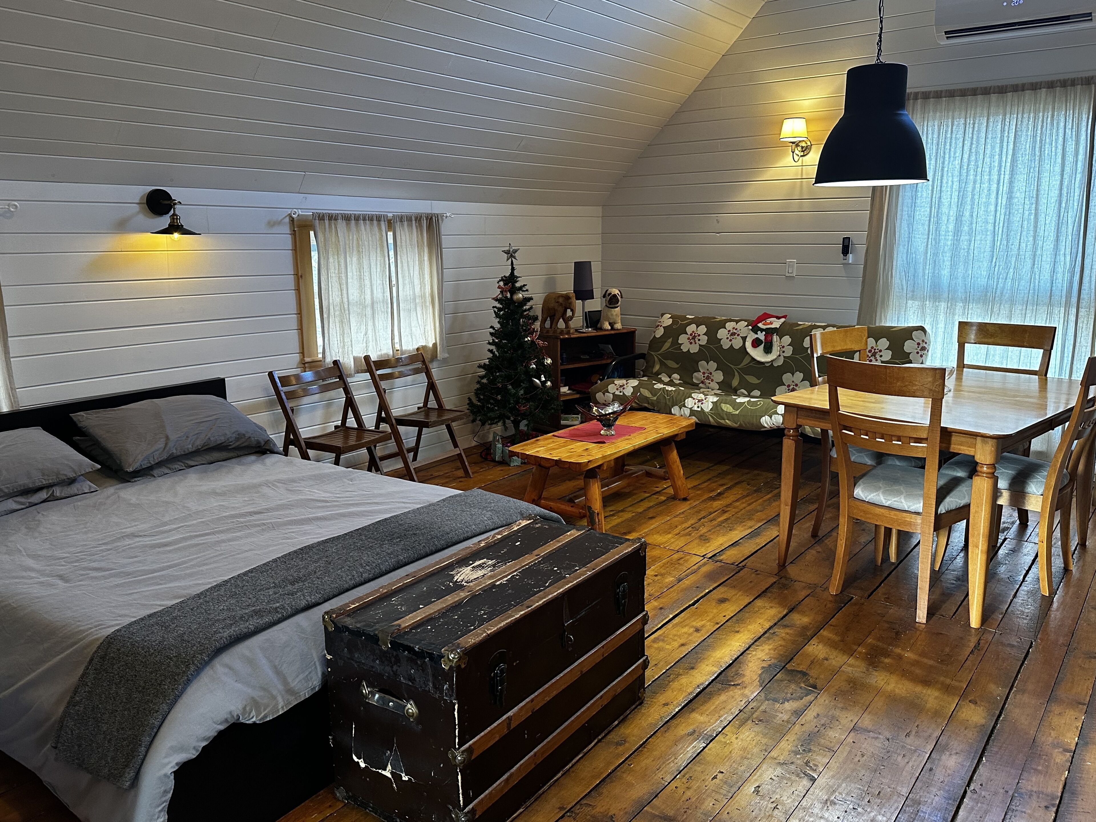 3 slaapkamers, een strijkplank/strijkijzer, reisbedje, gratis wifi