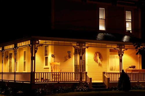 Renovated wooden house with AC, pool table, ping pong close lakes and mountains.