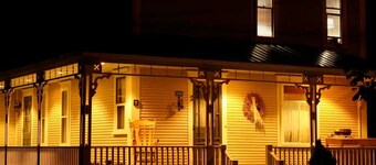 Renovated wooden house with AC, pool table, ping pong close lakes and mountains.