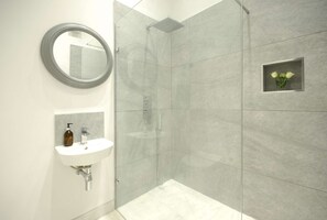 Douche, sèche-cheveux, serviettes fournies