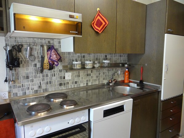 Kühlschrank, Geschirrspüler, Kochgeschirr/Geschirr/Besteck