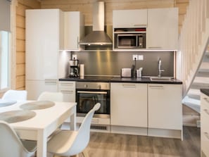 Refrigerador, microondas, lavavajillas y utensilios de cocina 