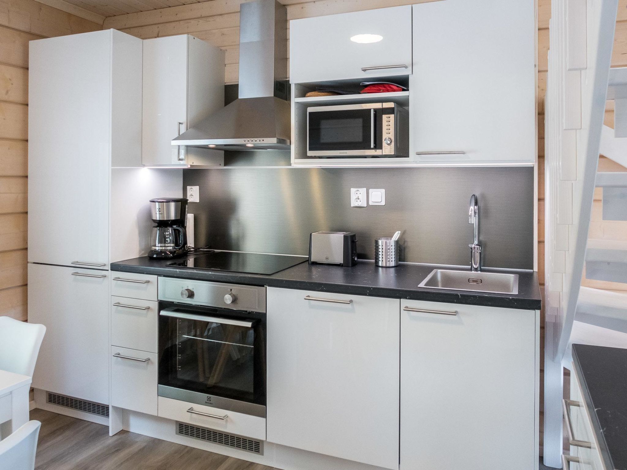 Kjøleskap, mikrobølgeovn, oppvaskmaskin og kjøkkenutstyr