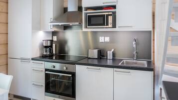 Geladeira, micro-ondas, lava-louças