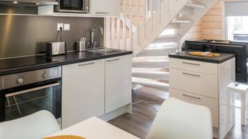 Fridge, microwave, dishwasher, cookware/dishes/utensils