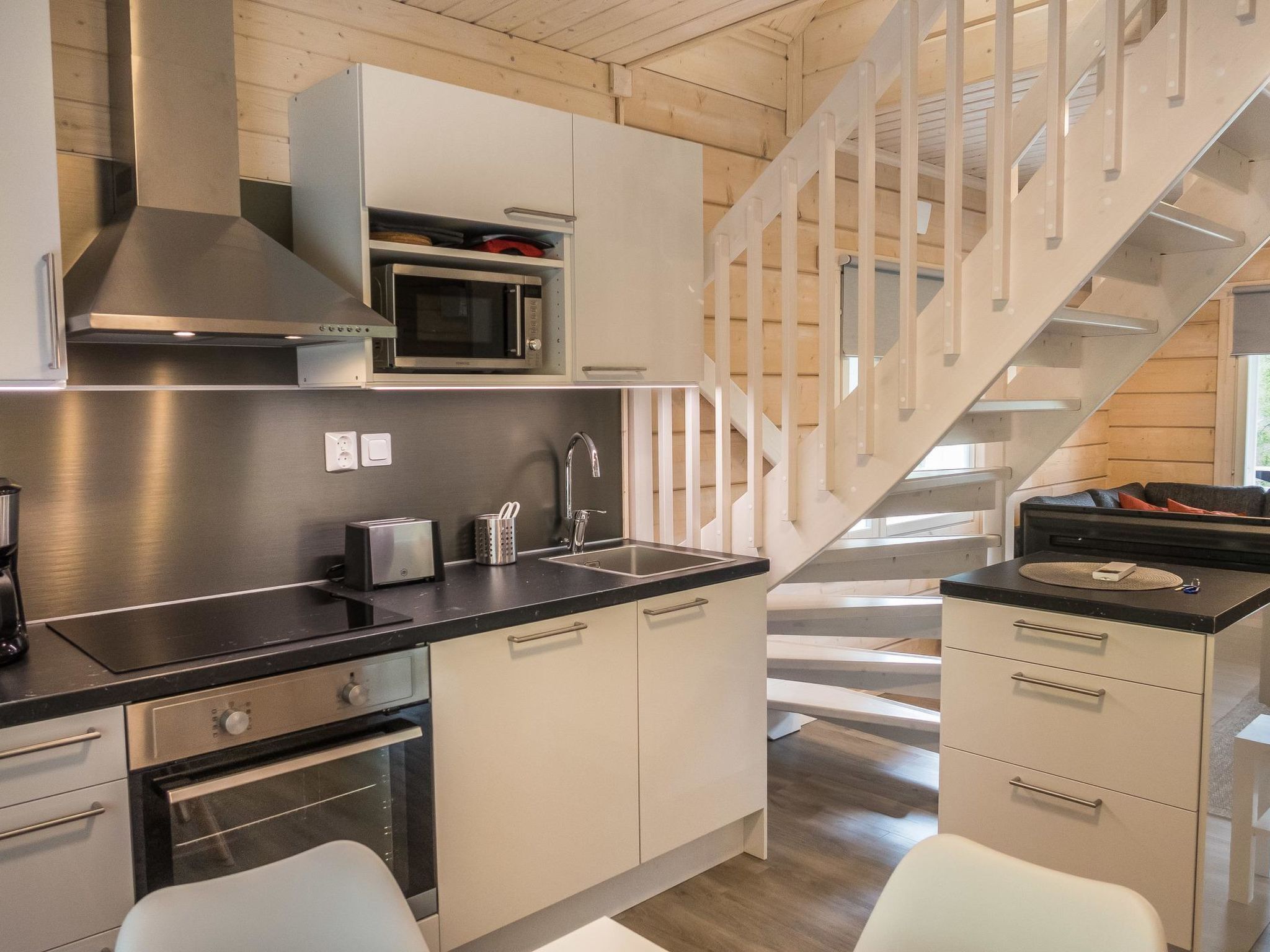 Kühlschrank, Mikrowelle, Geschirrspüler, Kochgeschirr/Geschirr/Besteck