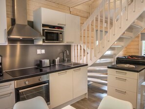 Fridge, microwave, dishwasher, cookware/dishes/utensils