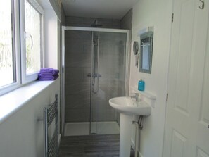 Shower, towels, soap, toilet paper - TRANQUIL COTTAGE,NR PERRANPORTH BEACH,GARDEN,BBQ,PARKING,PET FRIENDLY (Callestick)