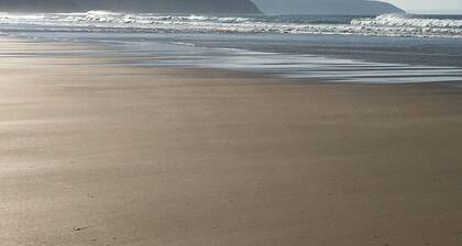 TRANQUIL COTTAGE,NR PERRANPORTH BEACH,GARDEN,BBQ,PARKING,PET FRIENDLY