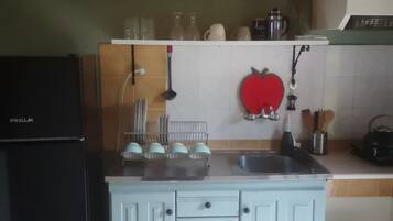 Traditional-Studio | Eigene Küche | Großer Kühlschrank, Herdplatte, Wasserkocher mit Kaffee-/Teezubehör