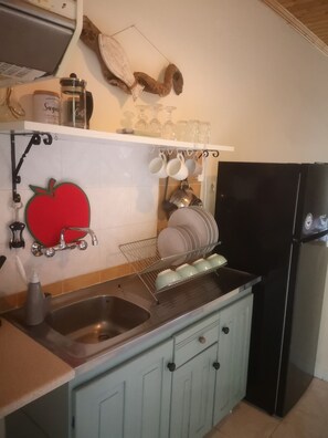 Traditional-Apartment | Eigene Küche | Großer Kühlschrank, Herdplatte, Wasserkocher mit Kaffee-/Teezubehör