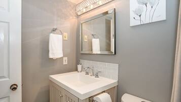 Combined shower/tub, hair dryer, towels